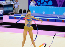 Azərbaycan gimnastı Marina Durunda bədii gimnastika üzrə fərdi yarışlarda 3 hərəkətin - top, halqa və lentlə - yekununda finala çıxıb. Bakı, Azərbaycan, 19 iyun 2015